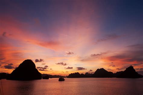 halong-bay-sunset - Nam Viet Voyage