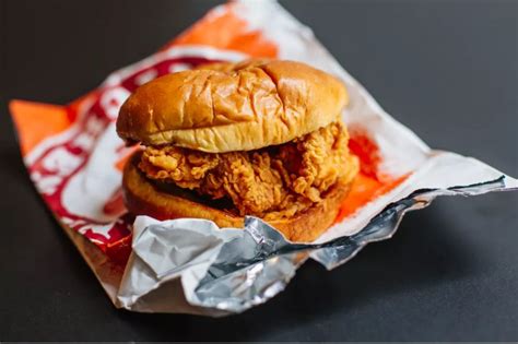 Popeyes Brings Viral Chicken Sandwich To S'pore, 300 People Can Get It ...