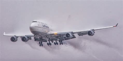 The Queen landing in a storm. Lufthansa 747-400 : r/aviation