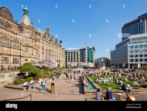 Sheffield City Hall Crowds Stock Photos & Sheffield City Hall Crowds ...