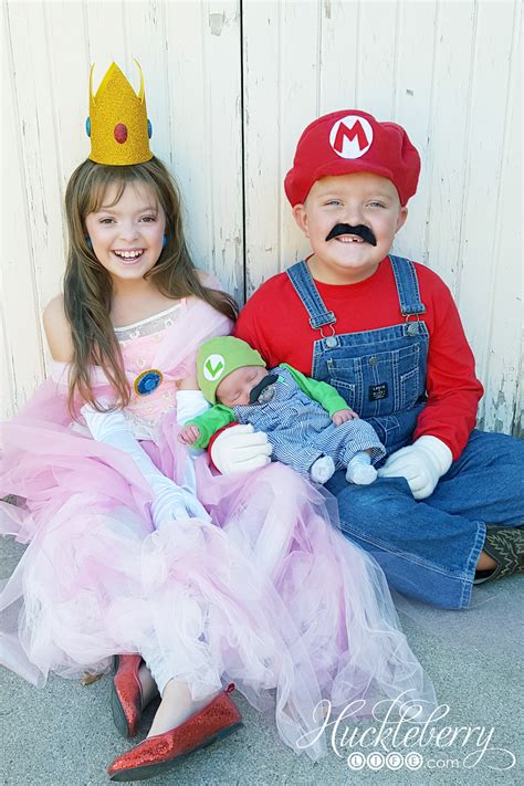 MARIO AND PRINCESS PEACH COSTUMES PHOTOSHOOT - HUCKLEBERRY LIFE