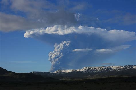 Iceland's Grimsvotn Volcano Erupts | Time