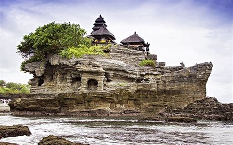 Tanah Lot Temple, Bali - Timing, History & Photos