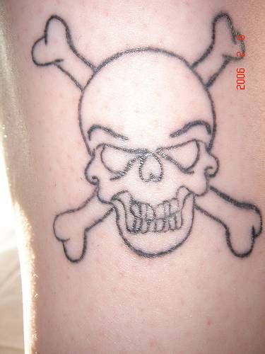 Simple skull with crossbones tattoo - Tattooimages.biz