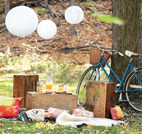 Host a picnic in your own backyard: Decor tips and recipes