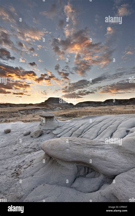 Sunrise in the badlands, Dinosaur Provincial Park, UNESCO World ...