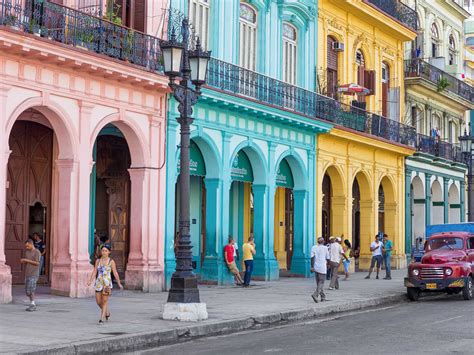 Explore-the-colorful-buildings-of-Habana-Vieja-Old-Havana- CONASÜR