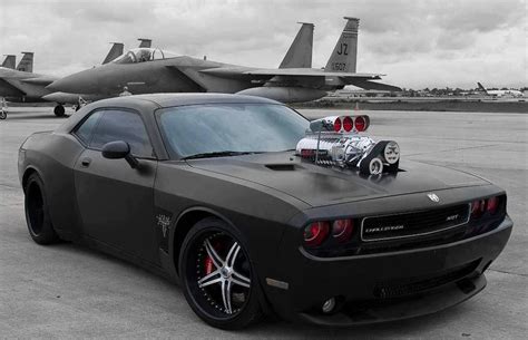 Dodge Dodge Challenger preto tunado com rodas modificadas e motor em ...