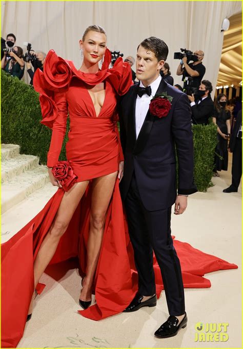 Photo: karlie kloss goes red hot for met gala 23 | Photo 4623162 | Just ...