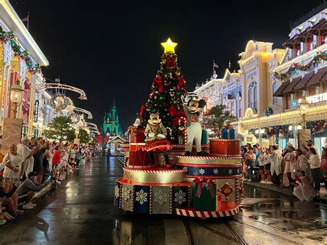 PHOTOS, VIDEO: Mickey’s Once Upon a Christmastime Parade at Mickey’s ...