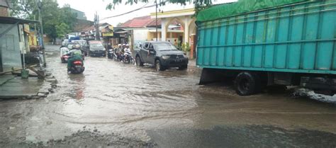 Kondisi jalan Rusak Parah,Dikeluhkan Pengguna Jalan Di Saat Musim Hujan