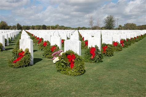 Holiday wreaths honor Veterans at VA national cemeteries - VA News