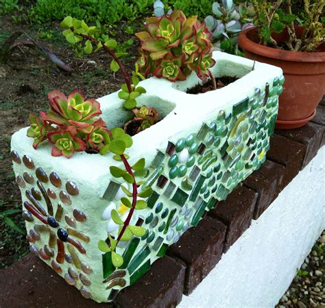 Cinder block mosaics planter Diy Mosaic Garden, Mosaic Planters, Flower ...