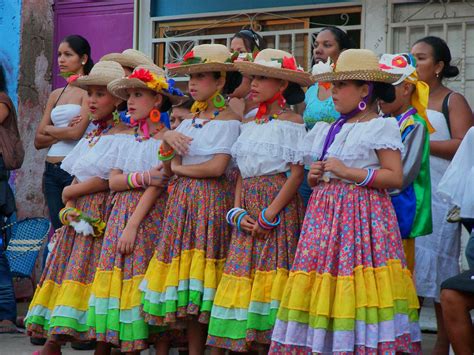 Traje caribeño Típico | Girls ready to start Venezuela's tra… | Flickr