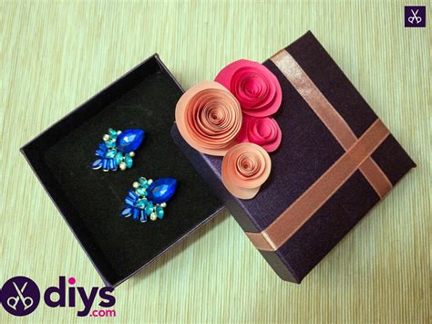 How to Decorate a Gift Box with Paper Flowers