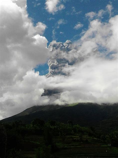 Kanlaon Volcano erupts in Philippines - Strange Sounds