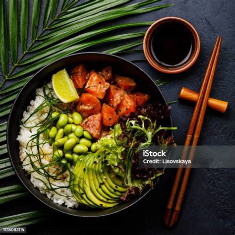 Salmon Poke Bowl Salad Ikan Mentah Makanan Trendi Asia Dengan Kacang ...