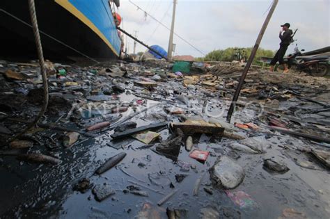 SUNGAI TERCEMAR LIMBAH OLI BEKAS | ANTARA Foto