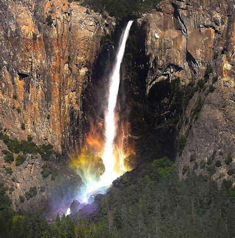 Rainbow refraction of light in water droplets - Image Abyss