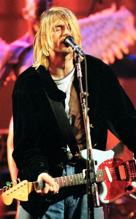 Kurt Cobain on stage #Nirvana - MTV Live and Loud (1993) | Nirvana kurt ...