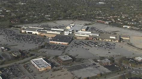 Orland Park mall robbery: 2 wanted in Orland Square Mall smash and grab ...