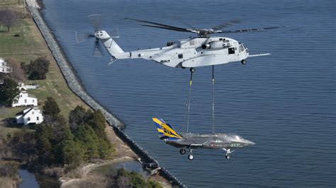 US Marines’ CH-53K Helicopter Lifts F-35C for First Time