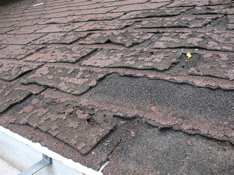 File:Failure of asphalt shingles allowing roof leakage.JPG - Wikipedia ...