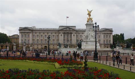 File:Buckingham Palace -London-18Aug2008-4c.jpg - 维基百科，自由的百科全书