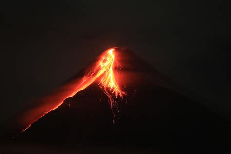 Mount Mayon, the Philippines’ most active volcano, spews lava as locals ...