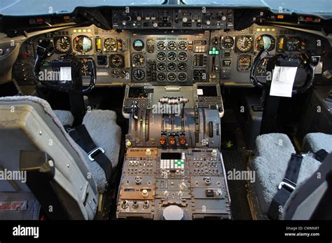 Cockpit of McDonnell Douglas DC-10-30/ER Stock Photo: 50231128 - Alamy