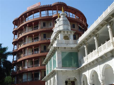 File:Iskcon temple, Juhu, Mumbai.JPG - Wikimedia Commons