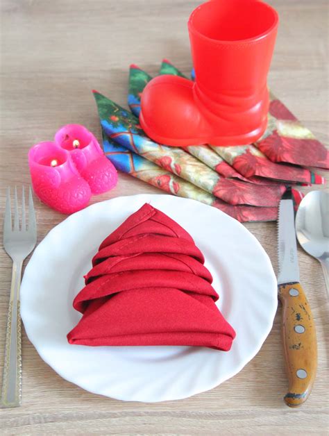 Christmas Napkin Folding 2 Minutes Tutorial - Easy Peasy Creative Ideas