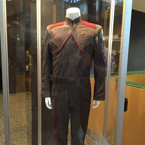 Star Trek: Discovery's Bold, New Starfleet Uniform Designs Hint At ...