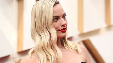 Margot Robbie’s 2020 Oscars Look Is Totally Medieval | StyleCaster