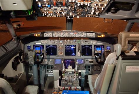 HI-TECH Automotive: Boeing 737-800 Cockpit