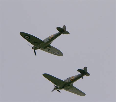 Hoe kan ik op fotos het verschil zien tussen Spitfires en Hurricanes ...