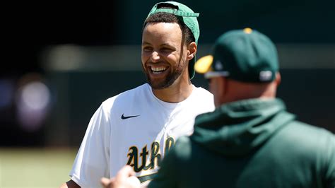 Watch Steph Curry hilariously clank free throw in Athletics clubhouse ...