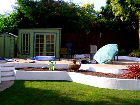 How to make a concrete retaining wall in your garden - BUCKINGHAMSHIRE ...