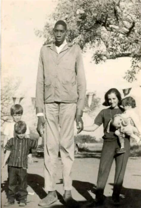 Amazing Pictures Of The Tallest People That Ever Lived - Romance - Nigeria