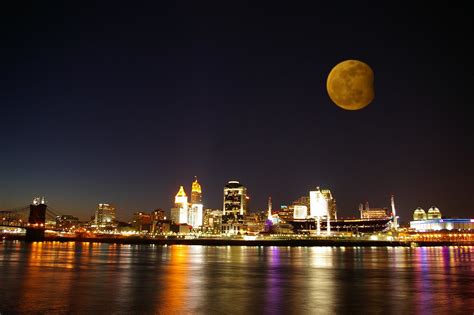 Winter's last Moon | Cincinnati Skyline During the Full Moon… | Flickr