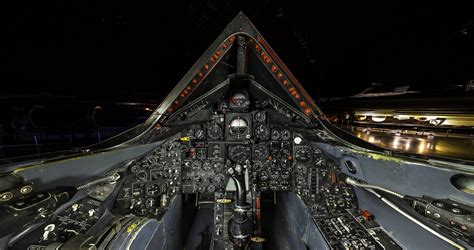 SR-71 Blackbird Pilot Explains How The Cockpit Works From The Inside ...