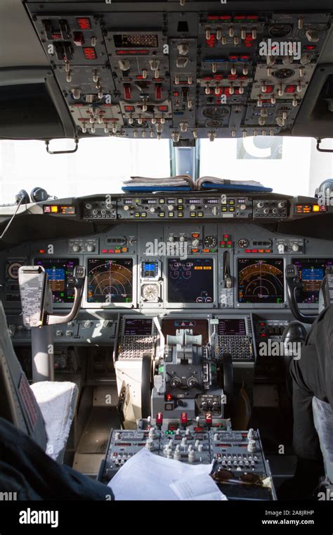 The cockpit of Boeing 737-800 aircraft Stock Photo - Alamy