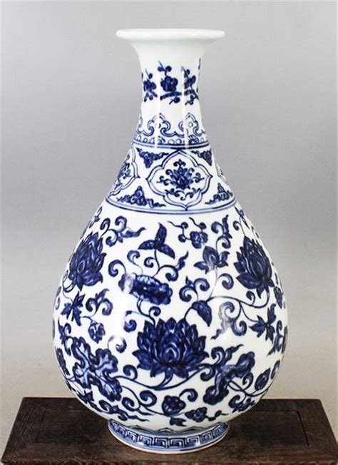 Blue and white vase in Xuande period of Ming Dynasty