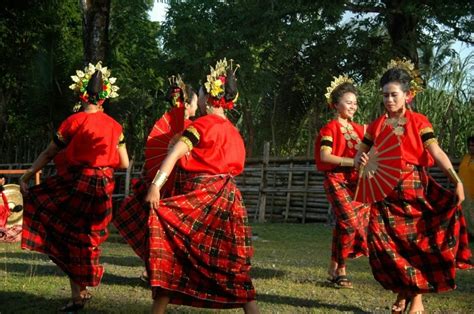 9 Keunikan Tari Kipas yang Berasal Dari Sulawesi Selatan