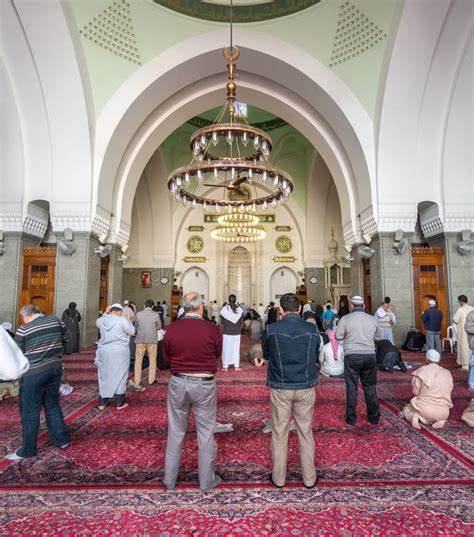 Muslims Praying in Quba Mosque Editorial Photography - Image of people ...