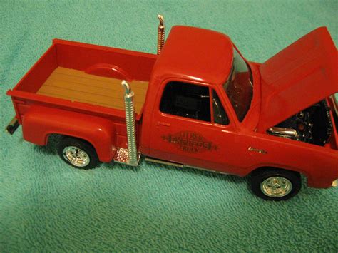 Little Red Express Truck Model - TRUCKS