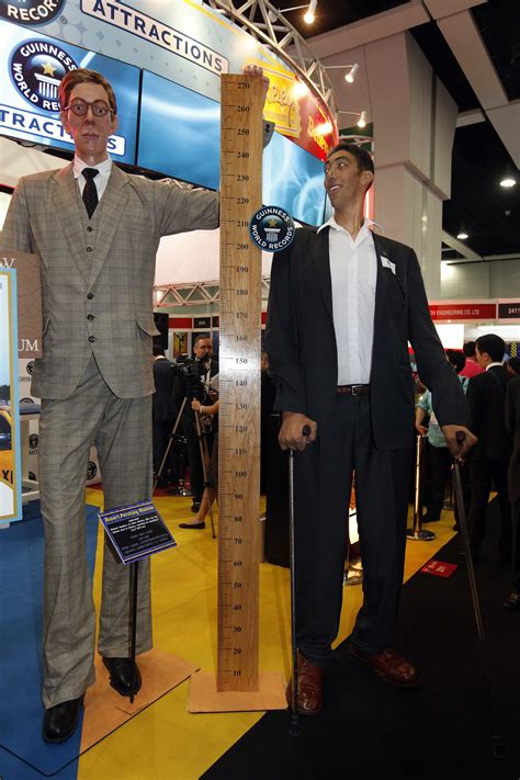 Robert Wadlow making tall people look small since 1918 : r/pics