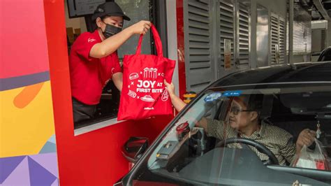 Jollibee Hits A Milestone With Its First AI-assisted Drive-thru In ...