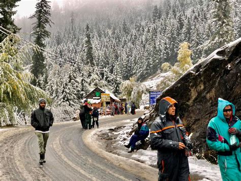 Tourists stranded after snowfall near Manali, Rohtang road blocked ...