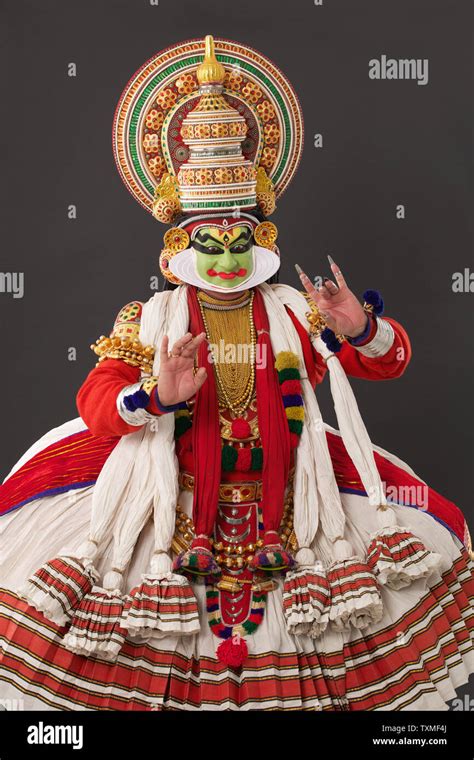 Kathakali dancer performing Stock Photo - Alamy